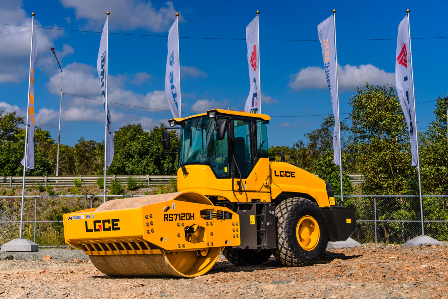 Вибрационный каток LGCE RS7120H