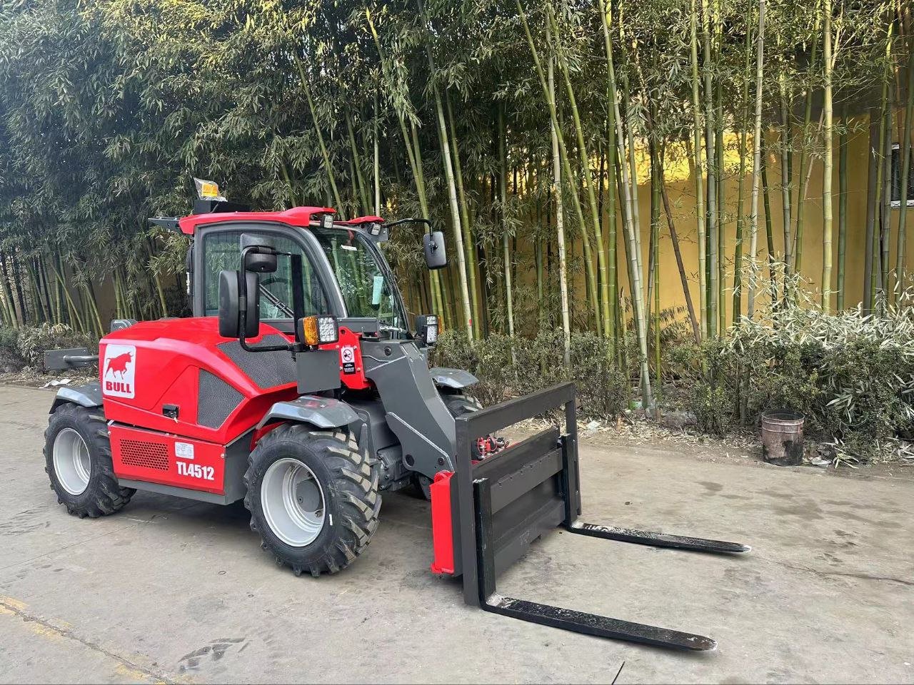 Телескопический погрузчик BULL TL4512