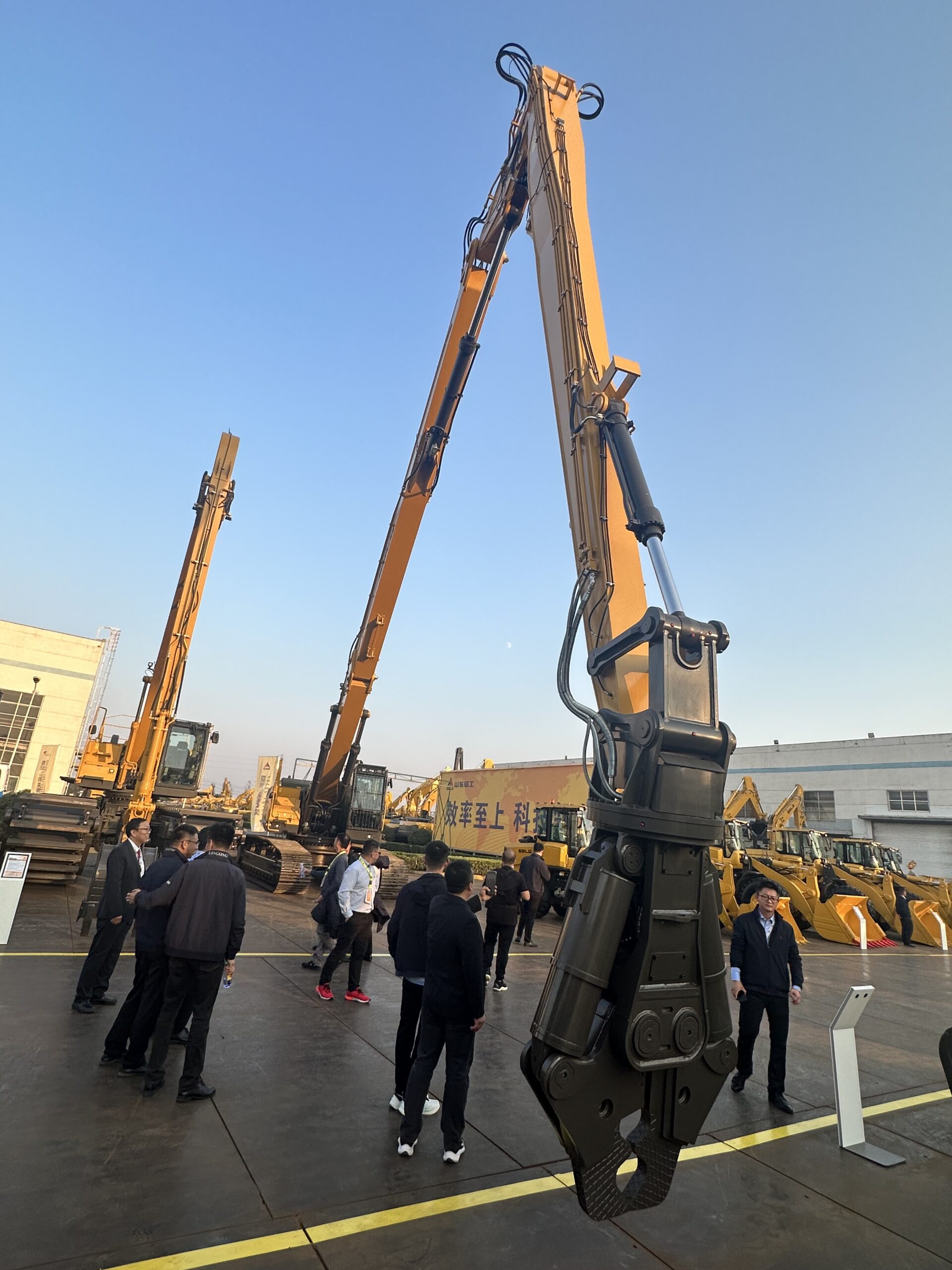 Экскаватор гусеничный LGCE E6505HDM (разрушитель)