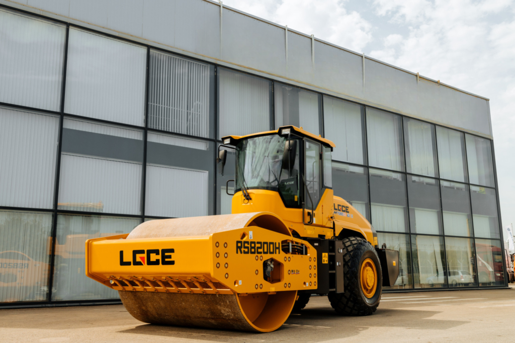 Каток LGCE RS8200H с широким вибрационным вальцем