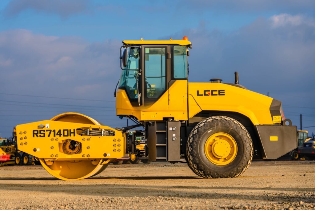 Вибрационный каток LGCE RS7140H